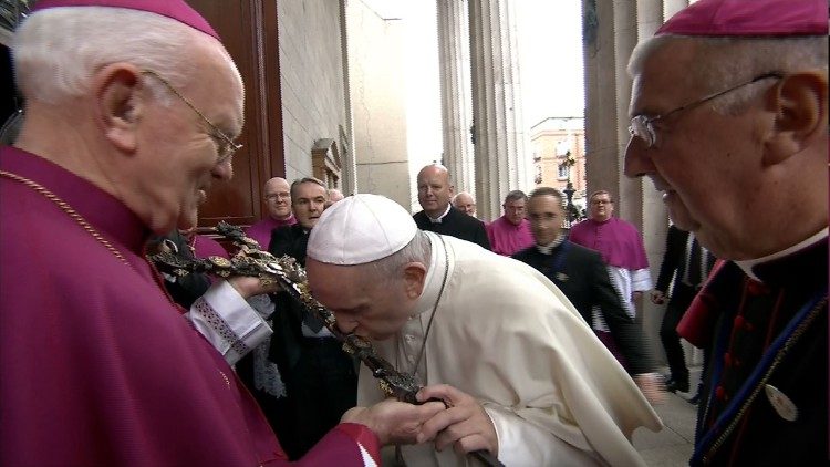 2018.08.25 Papa Francesco - Dublino - Visita alla Pro-Cattedrale 01.jpg