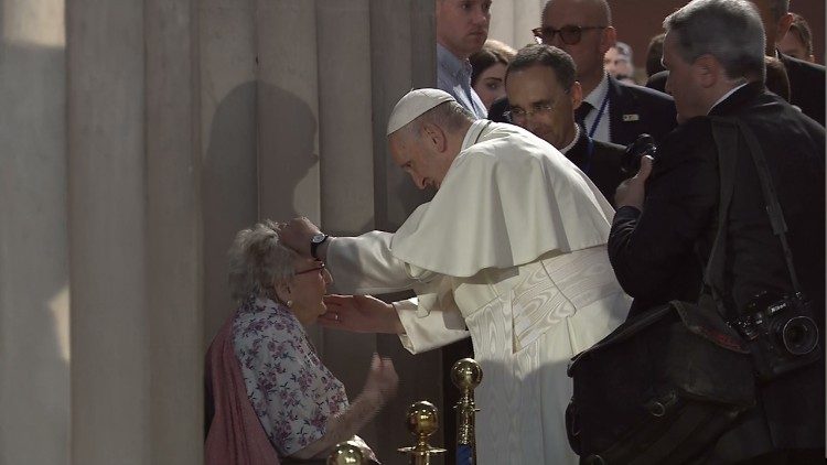 2018.08.25 Papa Francesco - Dublino - Visita alla Pro-Cattedrale 02.jpg