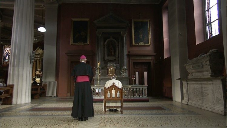 2018.08.25 Papa Francesco - Dublino - Visita alla Pro-Cattedrale 04.jpg