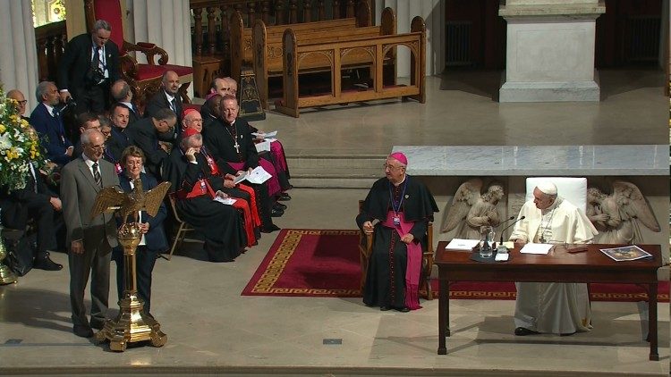 2018.08.25 Papa Francesco - Dublino - Visita alla Pro-Cattedrale 05.jpg