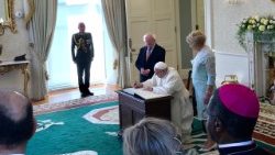 De Ca 06 Papa firma libro d’onore 2.JPG