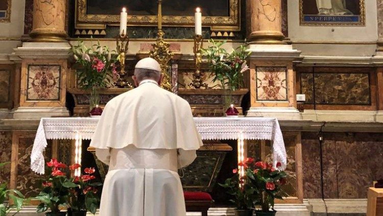 Pápež František sa modlí pri hrobe sv. Moniky