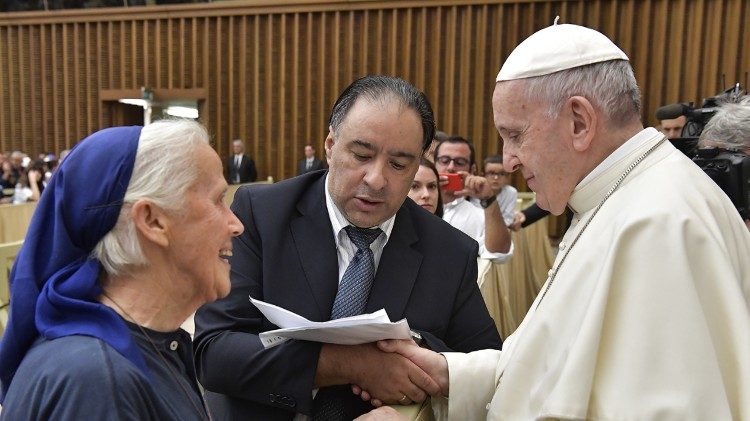 Påven talar med syster Genevieve och Dardo Dario Artigas Nilo  