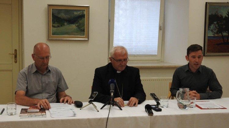 V prostorih Družine je bila tiskovna konferenca, na kateri je msgr. Stanislav Zore predstavil svojo poslanico, p. Silvo Šinkovec DJ pa Teden vzgoje 2018.