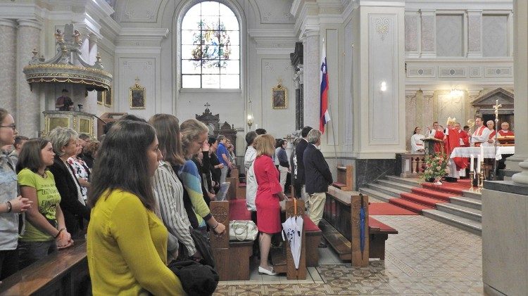 Con la santa messa preseduta da mons Stanislav Zore hanno a Zavod sveti Stanislav inaugurato nuovo anno scolare 4.jpg