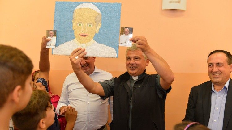 Kardinal Krajewski besökte flyktingmottagning