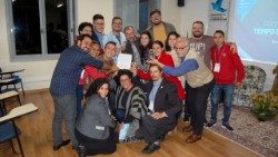 Jovens Comunidadores e Presidentes da Signis aps a assinatura da Carta de apoio ao Papa AEM.jpg