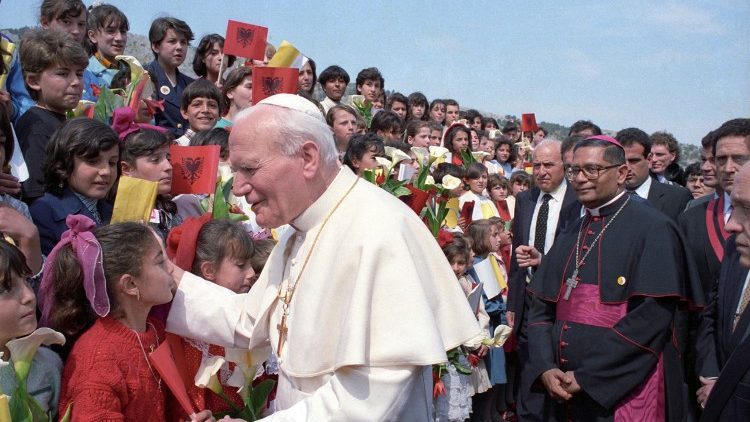 Sv. Janez Pavel II. med enim od svojih številnih mednarodnih apostolskih potovanj