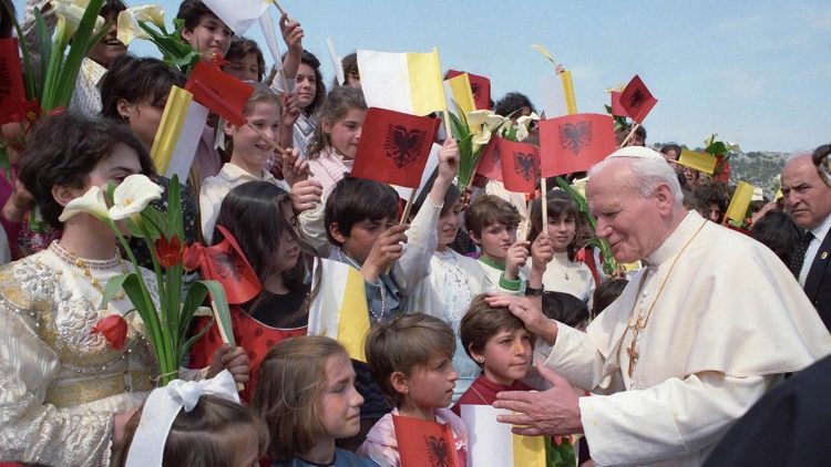 Jan Paweł II podczas podróży do Albanii w 1993 roku