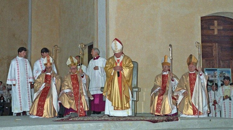 Papa Gjon Pali II gjatё Meshёs nё Katedralen e Shkodres, 25 prill 1993, shuguroi katёr ipeshkvijtё e ri.