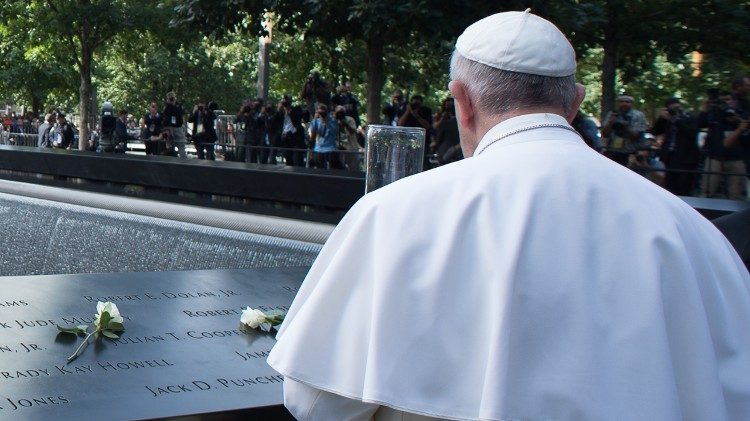 Papa Francesco prega a Ground Zero dopo aver deposto una rosa bianca: è il  25 settembre 2015