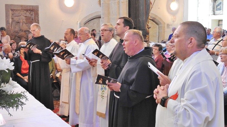 Ptujska Gora la giornata di preghiera per le vocazioni della arcidiocesi di Maribor presieduta da mons Alojzij Cvikl 3aem.jpg