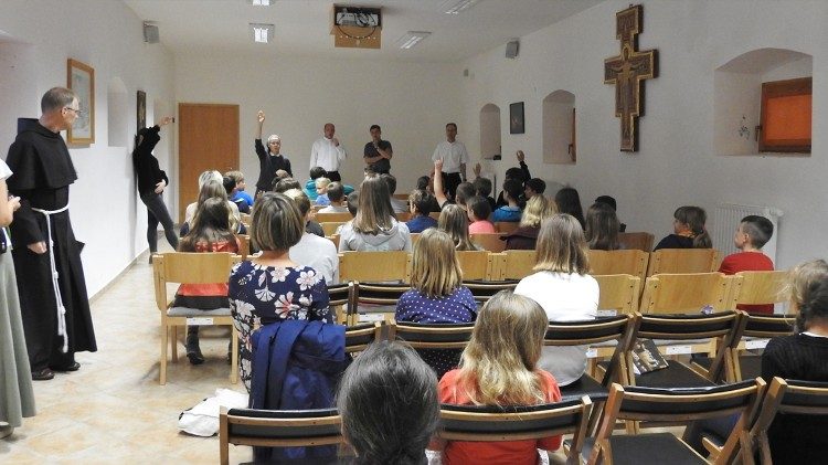 Ptujska Gora la giornata di preghiera per le vocazioni della arcidiocesi di Maribor presieduta da mons Alojzij Cvikl 5aem.jpg