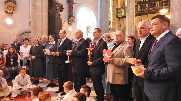 Ptujska Gora la giornata di preghiera per le vocazioni della arcidiocesi di Maribor presieduta da mons Alojzij Cvikl 8aem.jpg