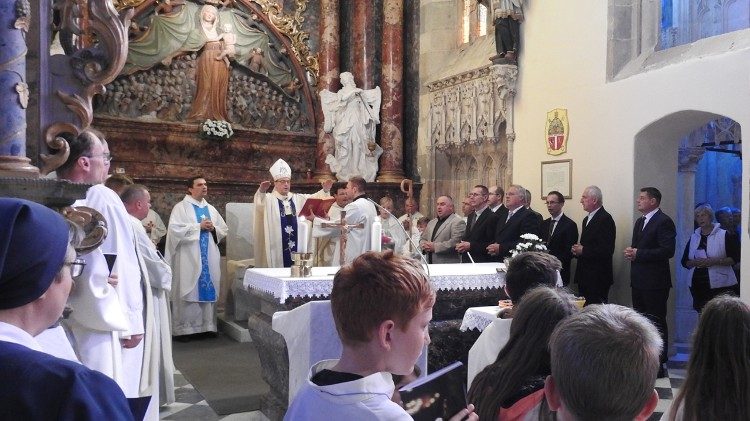 Ptujska Gora la giornata di preghiera per le vocazioni della arcidiocesi di Maribor presieduta da mons Alojzij Cvikl 9aem.jpg