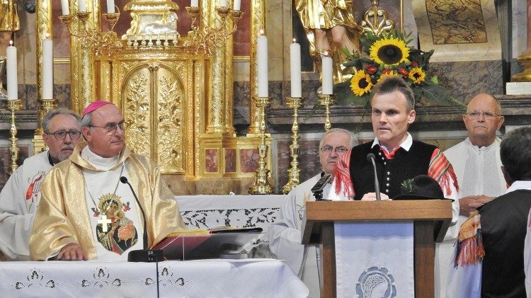 Mons Juliusz Janusz ha presedutto messa conclusiva nel ciclo delle messe mariane a Dobrova 1aem.jpg