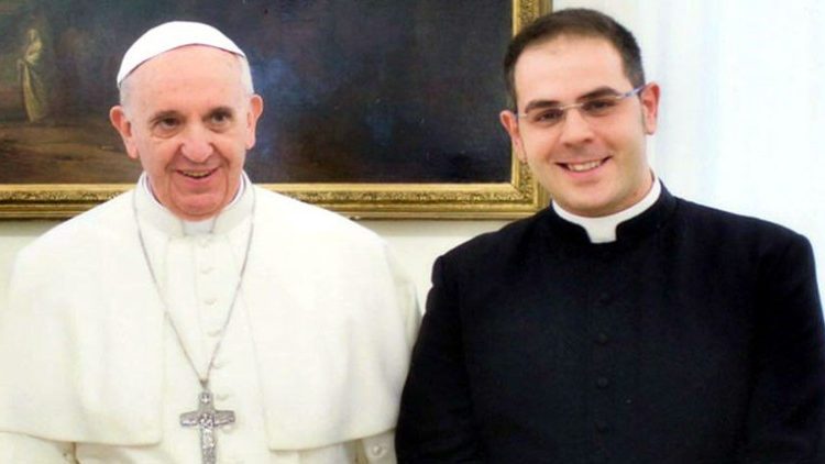 Papa Francisc şi preotul Pasqualino Di Dio, fondator al structurii de caritate "Mica Casă a Milostivirii", din Gela, Italia