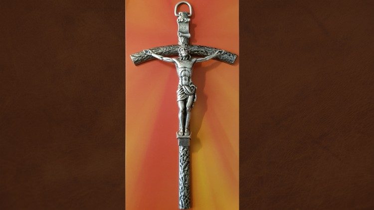 Das kleine Kruzifix, das der Papst am Sonntag von Bedürftigen und Migranten an Pilger verteilen lässt