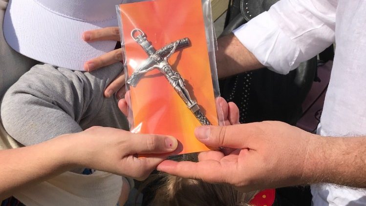 2018-09-16 distribuzione di crocifissi in Piazza San Pietro al termine dell'Angelus