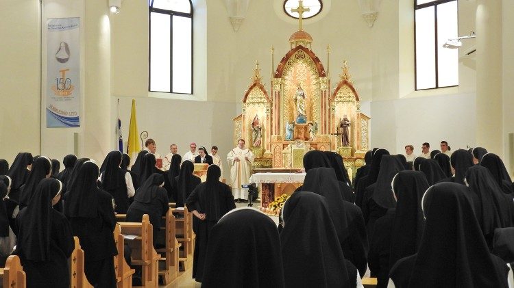 Inaugurazione del anno giubilare 150 anni delle suore scolare di San Francesco Cristo Re da mons Alojzij Cvikl 6.jpg