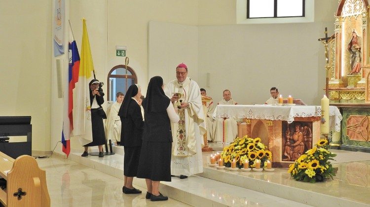 Inaugurazione del anno giubilare 150 anni delle suore scolare di San Francesco Cristo Re da mons Alojzij Cvikl 7.jpg
