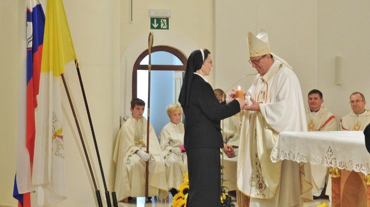 Inaugurazione del anno giubilare 150 anni delle suore scolare di San Francesco Cristo Re da mons Alojzij Cvikl 91.jpg