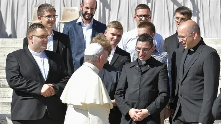 Bogoslovci in vodstvo so se med splošno avdienco srečali s papežem Frančiškom.