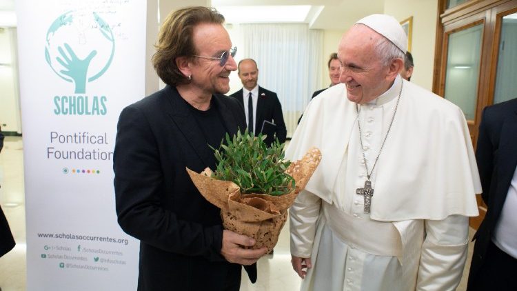 Bono Vox von U2 bei einem Treffen mit Papst Franziskus 2018