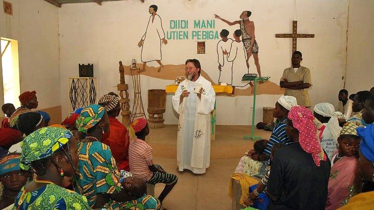 Padre Pier Luigi Maccalli nelle sua parrocchia in Niger