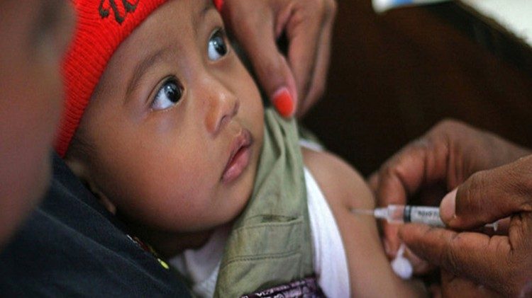 Vacunación a un niño.