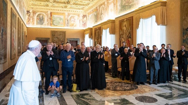 ‘원죄 없으신 성모의 아들회’ 대표단과 만나는 프란치스코 교황