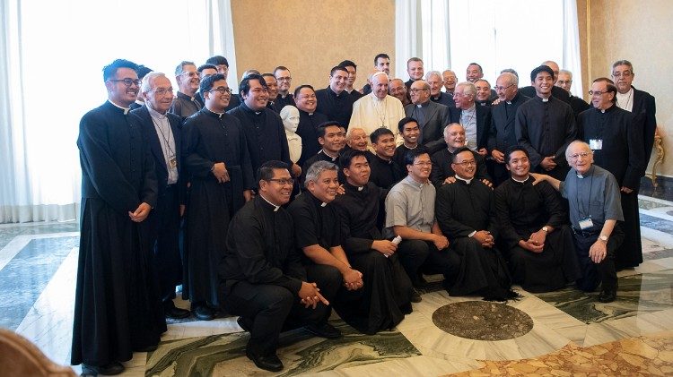 Gruppenbild mit Papst: Einige der Söhne Mariens, die Franziskus am Donnerstag in Audienz empfing