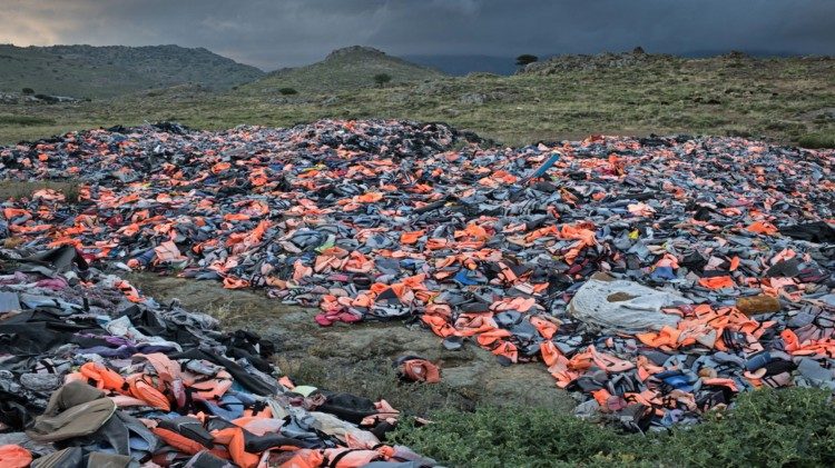 Schwimmwesten von Flüchtlinge auf der griechischen Insel Lesbos