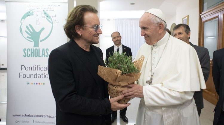 Bono, a U2 frontembere Ferenc pápánál