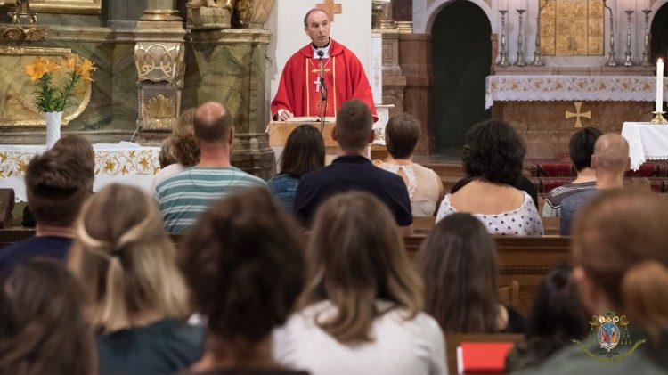 Udvardy György pécsi megyéspüspök szentmisét mutat be a főiskolások tanévnyitó lelkigyakorlatán Máriagyűdön