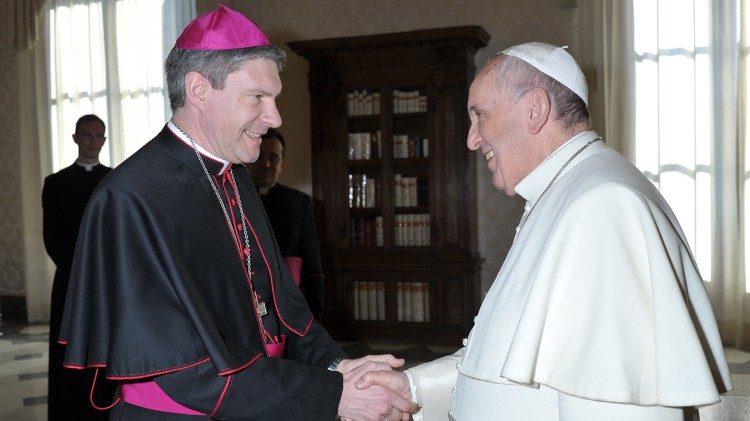 Mons. Virbalas saluta il Papa durante la visita ad limina dei vescovi lituani nel 2015