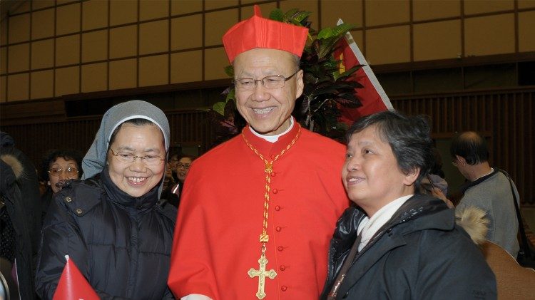 Le cardinal Tong Hon, ici avec des religieuses lors du Consistoire du 8 février 2012.