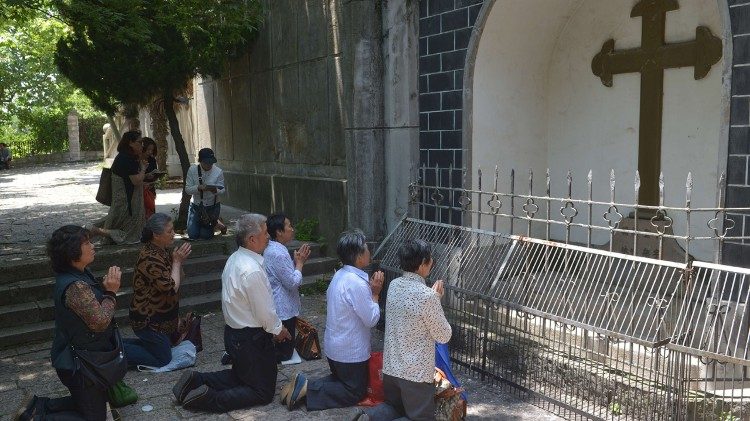 Veriaci sa modlia v areáli Mariánskej svätyne v Šešane v Šanghaji