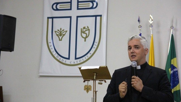 Padre Arnaldo Rodrigues apresenta o tema “A participação do leigo na construção de uma comunicação e cultura de paz”