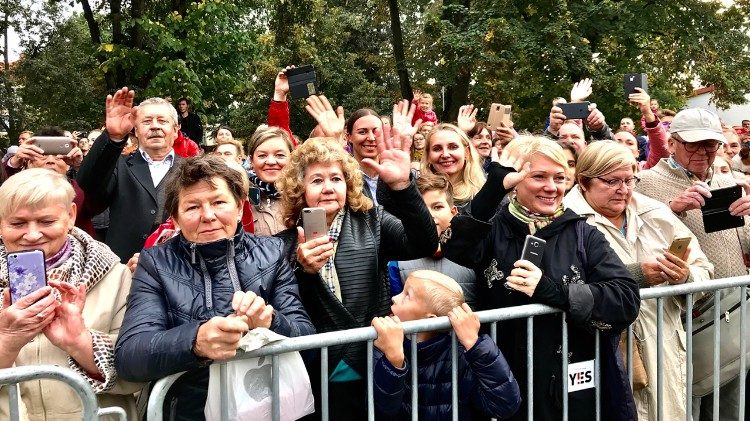 Fiéis lituanos durante Viagem Apostólica de Francisco - 2018