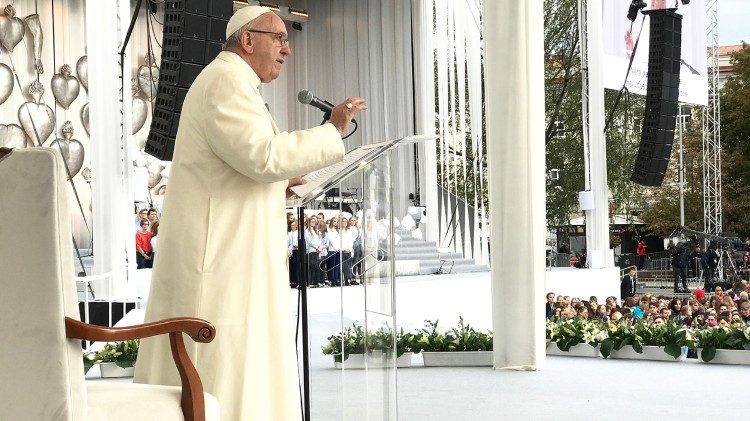 2018.09.22 Viaggio Apostolico in Lituania Lettonia Estonia - Papa giovani Vilnius