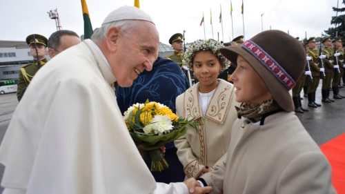 バルト3国訪問：教皇、リトアニアに到着