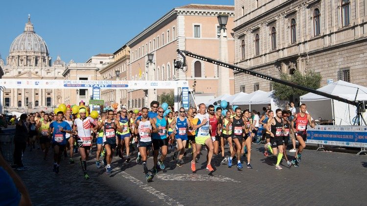 La partenza della half marathon "Via Pacis" del 2018