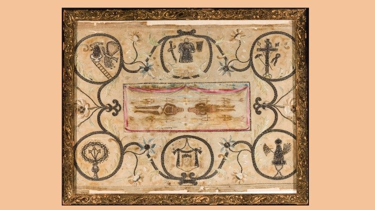 Bottega piemontese, La Sindone e i simboli della Passione, fine del XVI sec, seta dipinta e ricamata, Castello di Racconigi