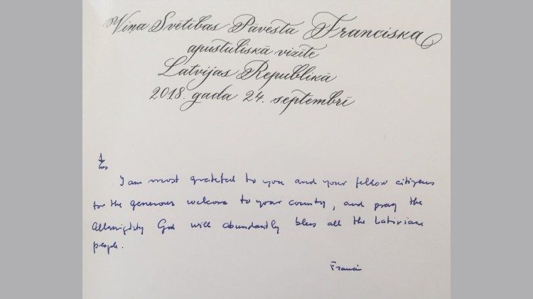 Firma di Papa Francesco sul libro d'onore del Palazzo presidenziale