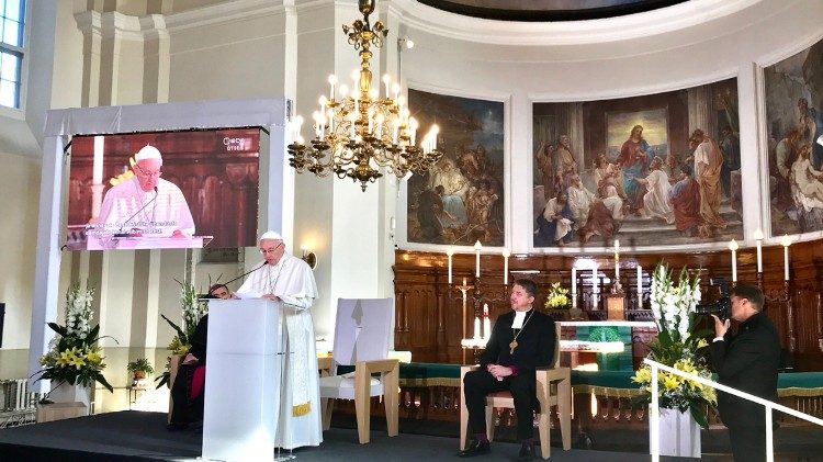 Papež Frančišek je nagovoril zbrane na ekumenskem srečanju z mladimi v Karlovi luteranski cerkvi v Talinu v Estoniji.