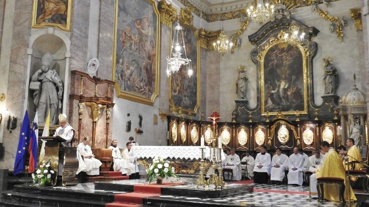 Mons Stanislav Zore ha presieduto la messa nella catedrale di Lubiana in occasione del incontro dei rettori dei santuari 3.jpg