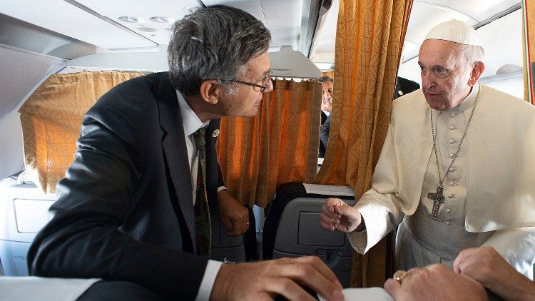 Papa Francesco con Paolo Ruffini sul volo papale
