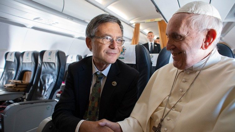 Paolo Ruffini, préfet du Dicasètre pour la Communication, ici lors du voyage dans les pays baltes avec le Pape François en septembre 2018.