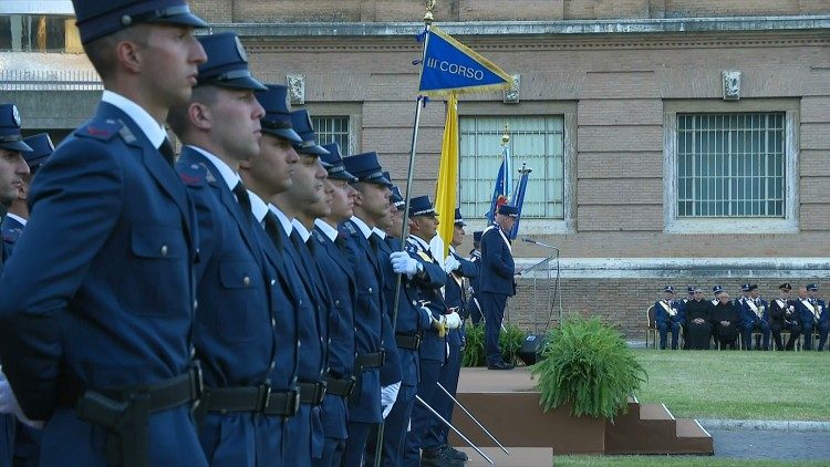 Vatikanische Gendarmen beim vatikanischen Justizgebäude
